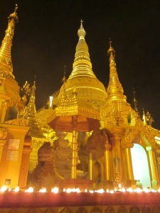 Shwedagon Pagoda de noche